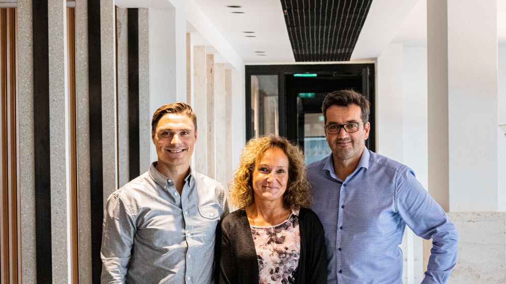F.v: Kristian Øvsthus, styreleder i Idékapital, sammen med Jeanette Larsen og Espen Krogh, henholdsvis finansdirektør og styreleder i Prediktor AS.