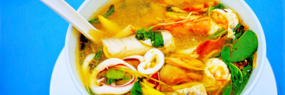 Det er rekeskallet som gir denne suppen smakskraft - chilien leker i bakgrunnen