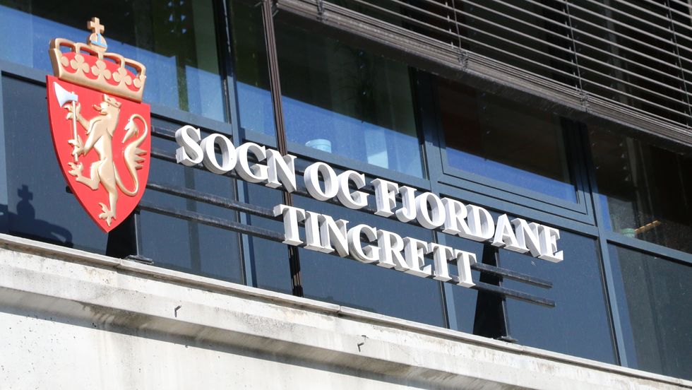TILTALT: Ein mann må møta for retten i Sogn og Fjordane tingrett, tiltalt for vald og forulemping av ein politibetjent.