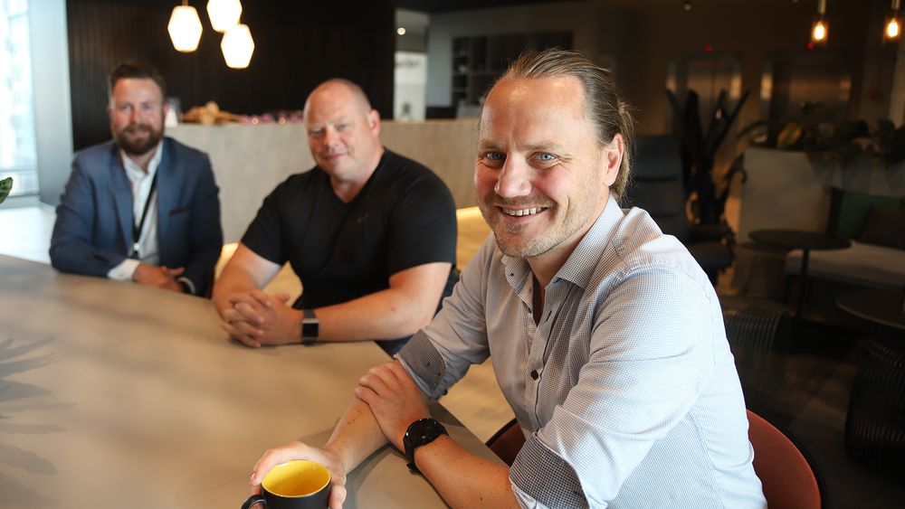Konsulentfirmaet har åpenhet som strategi. Fra v. Einar Omdal, Jarle Adolfsen og daglig leder Henrik Holum.