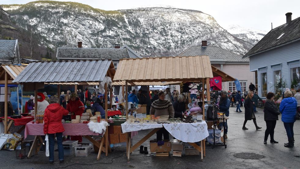 MØTEPLASS: Haldeplassen er heim for Lærdalsmarknaden kvar sommar, men no vil kommunen skapa ein heilårsmøteplass i form av ein utandørs kunstutstilling.