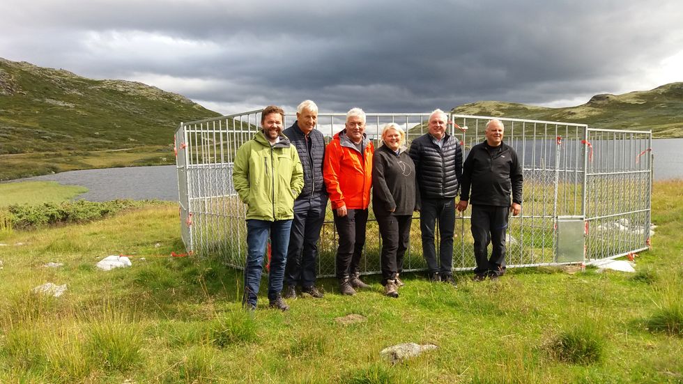 FELLES FRONT: Frå høgre: Ordførar Hans Petter Torbjørnsen i Ulvik kommune, varaordførar Leiv Jarle Bergheim i Aurland kommune, ordførar Petter Rukke i Hol kommune, ordførar Solveig Vestenfor i Ål kommune, ordførar Jan Geir Solheim i Lærdal og ordførar Odvar Grøthe i Hemsedal kommune. Leiar Steinar Berthelsen i Nordfjellarådet var ikkje til stades då biletet vart teke.