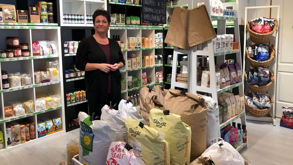 PÅFYLL: Her kan du få påfyll av mjøl, korn, frø, sukker og salt - på ein miljøvenleg og økologisk måte.