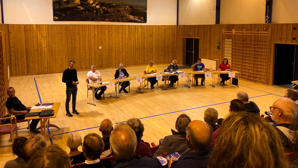 PANELDEBATT: Lokalpolitikarane svarde på spørsmål frå bygdene Fortun, Skjolden, Kroken, og Sørheim.