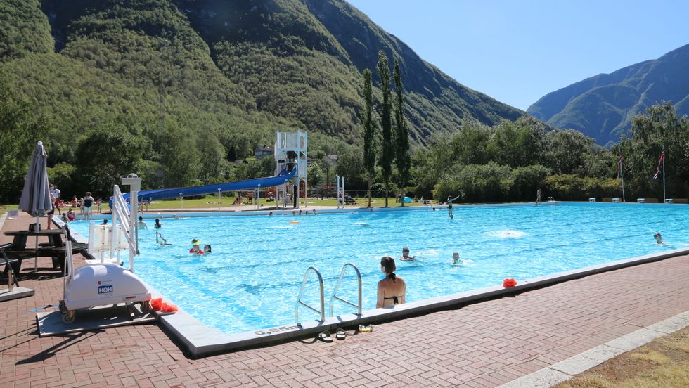 OVERRASKANDE TAL: Overraskande nok er det dei unge som er mest opne for å stenga eitt av dei to utebassenga i Årdal kommune. Det viser fersk meiningsmåling.