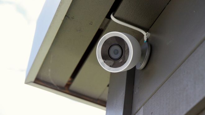 Nest Cam IQ er det mest avanserte utendørskameraet fra Google. Det har 4K-sensor, filmer i Full HD, og zoomer automatisk inn på personer. Kameraet lar være å varsle hvis den ser «kjentfolk».