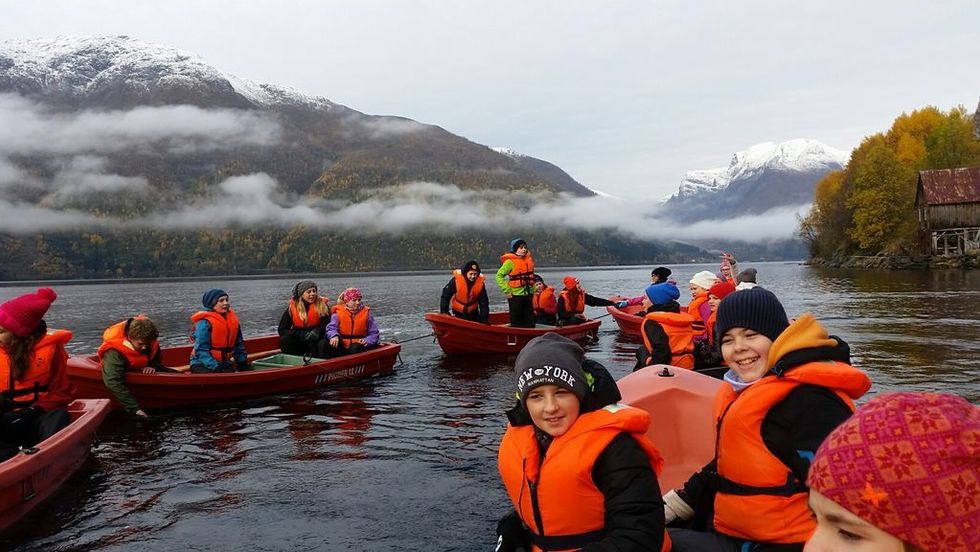 TRADISJON: Kvart år reiser ein klasse frå Tangen og Farnes skule i Årdal på leir til Balestrand. Her frå ein fisketur på fjorden i 2015.