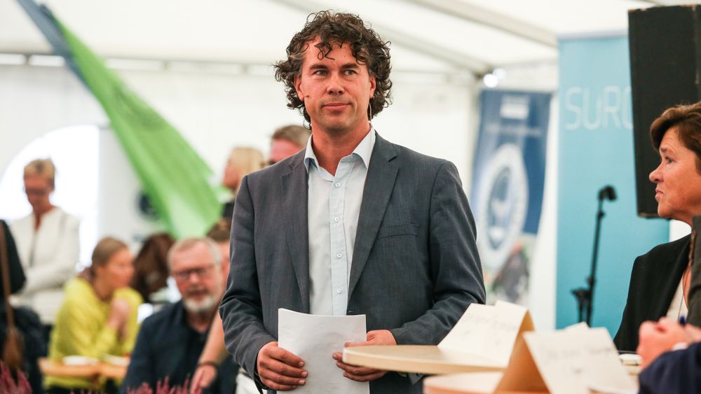 Alltid i forkant: IT-gründer André Eidskrem fra Ålesund tenkte smarte byer allerede da han sikret seg domenenavn som by.com for over 20 år siden. Nå er hjembyen utpekt som en av to til å være med i FNs utviklingsprogram om smarte, bærekraftige byer. Til høyre Ålesunds ordfører Eva Vinje Aurdal (Ap). Bildet er tatt i forbindelse med en debatt om nytenkning i regi av Virke sist uke
