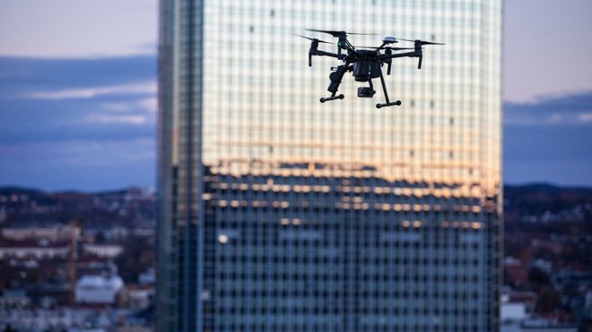 657 av 760 fly ble innstilt. 110.000 passasjerer ble rammet. Nå skal nye EU-regler legge til rette for drone-eventyr uten skandalene