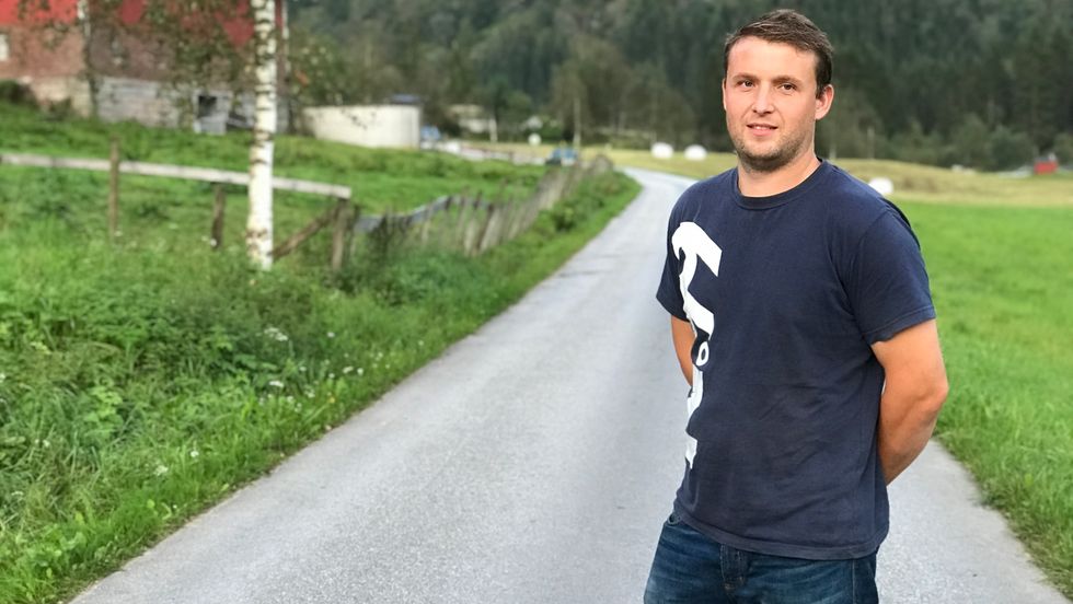 OPPGITT: Anders K. Mundal er oppgitt over standarden på dei kommunale vegane i Fjærland, og krev at politikarane tek grep.