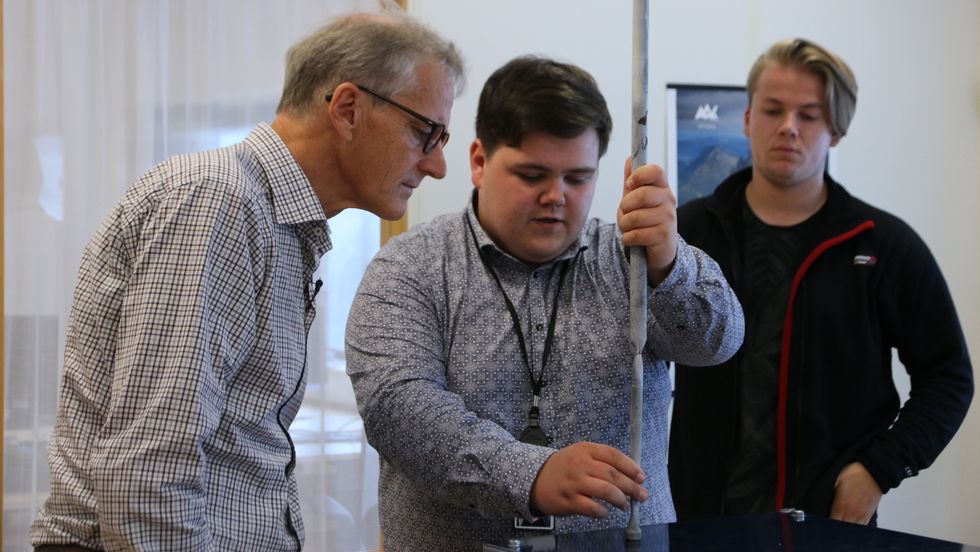 Støre-besøket: – Årdal er forbilde for samarbeid mellom industri, næringsliv og skule