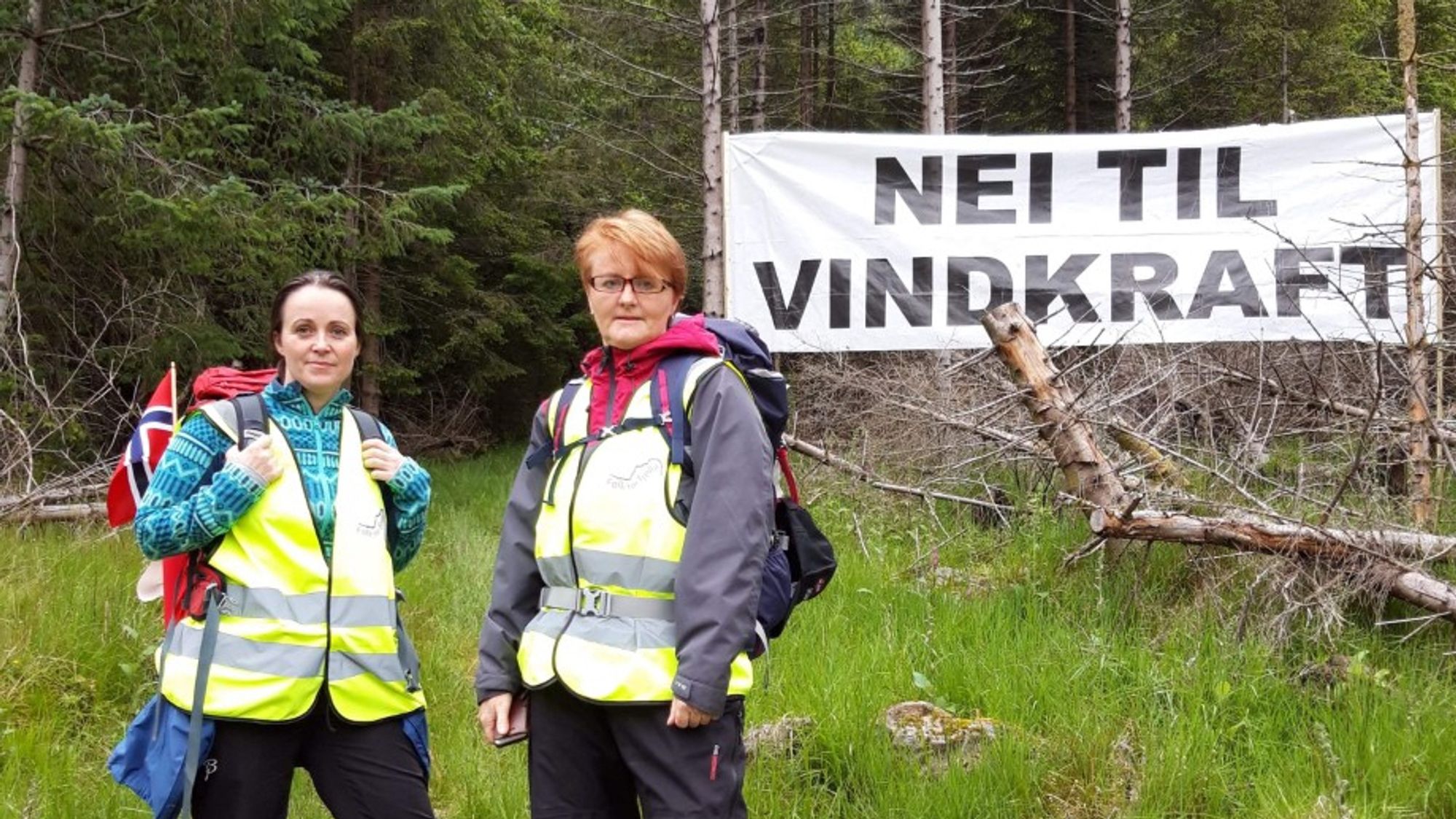 Engasjerte: Mona Hjartholm (t.h.) og søstera Kjersti Hjartholm er begge engasjerte i vindkraftsaka. Dei ønskjer ikkje utbygging av vindindustri i fjella.