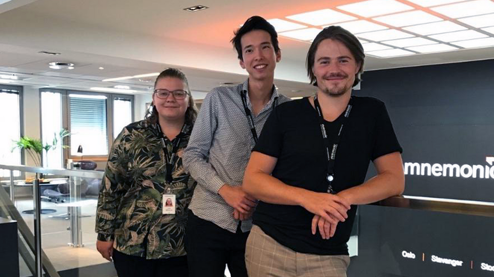 Sommerstudenter i Mnemonic: Lise Millerjord, Jonathan Komada Eriksen og Jon Breivik Smebye. Fjerdemann Eivind Standal var ikke til stede.