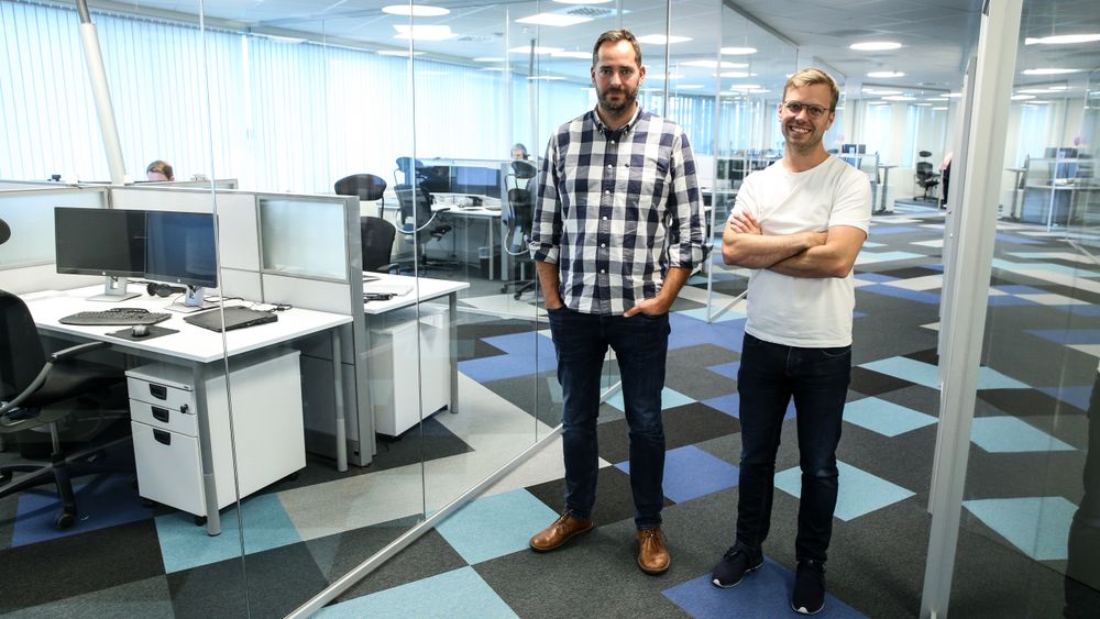 IT-GRÜNDERE: Både Stian Bang (t.v.) og Olav Sindre Kriken har bygget opp egne IT-bedrifter. Bang er en av to grunnleggere av Avento, Kriken grunnla den digitale markedsføreren Racer. I 2017 fusjonerte de, og i vår ble Avento kjøpt opp av Visma. Alle piler peker oppover.