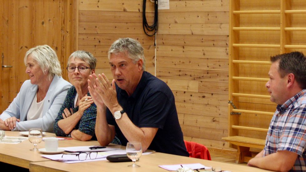Monica Tjønnås (H), Ingunn Kandal (Raudt), Petter Sortland (Ap) og Geir Helge Østerbø (Sp) deltok på paneldebatt på Nesse oppvekstsenter torsdag.
