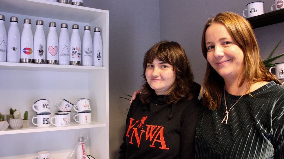 POPULÆRE PRODUKT: Ifølgje Hege Rangmo (til venstre) og Anita Brusegard kan folk få kjøpa koppar med kva trykk som helst, men det er framleis dei ferdige Fjedle kadla-koppane som er mest populære.