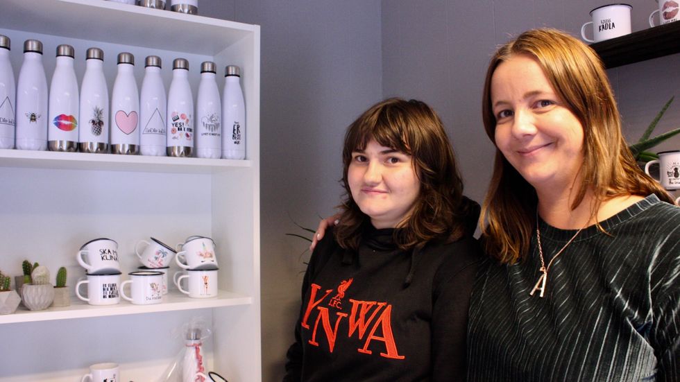 POPULÆRE PRODUKT: Ifølgje Hege Rangmo (til venstre) og Anita Brusegard kan folk få kjøpa koppar med kva trykk som helst, men det er framleis dei ferdige Fjedle kadla-koppane som er mest populære.