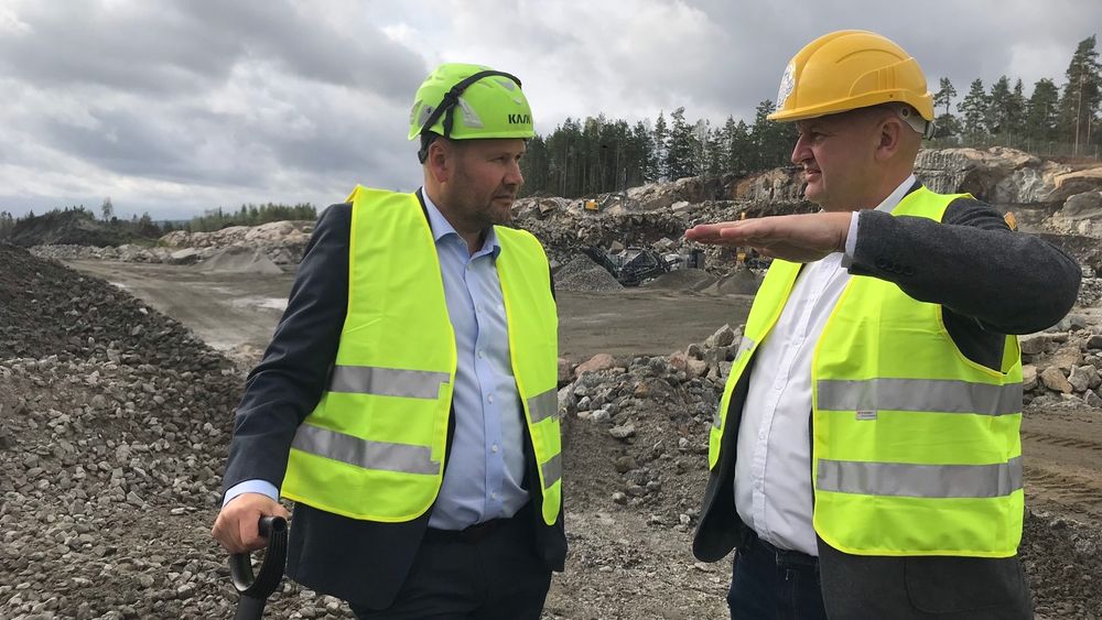 Her blir det datasenter: Tor Kristian Gyland (fra v.) i Green Mountain på befaring med ordføreren i Enebakk, Øystein Slette.