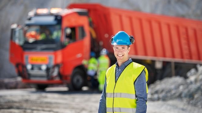 Her kjører førerløse lastebiler 5 kilometer i det norske steinbruddet og tømmer lasten i knuseren