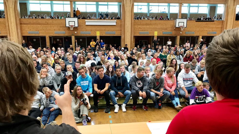 FØLGDE MED: Gymsalen på vidaregåande i Sogndal var tysdag arena for debatt mellom ungdomspolitikarane.
