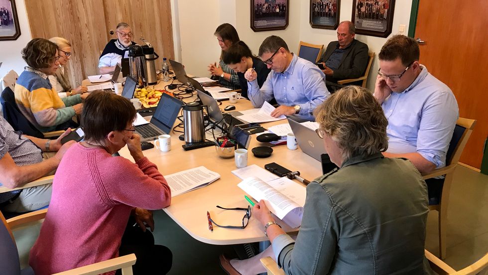 OVERRASKA: Politikarane vart overraska over utsettinga, men gjekk med på at den var naudsynt.