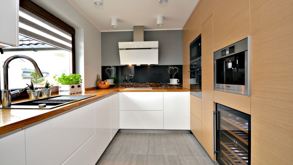 MODERNE: Grandavegen 2 har eit moderne kjøken.