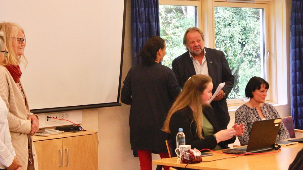 KAMPANJE: Linda Hantveit frå organisasjonen Folk for Fjella overrekte underskriftene dei har samla blant folk i Gulen til ordførar Hallvard Oppedal (Sp).