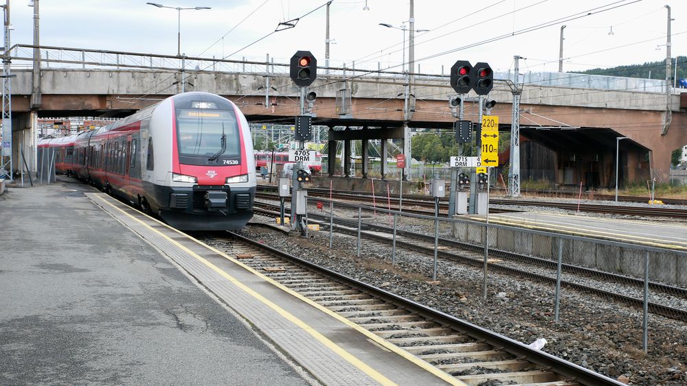 I over et år har Bane Nor planlagt å bygge ny bru over stasjonen i Drammen.
