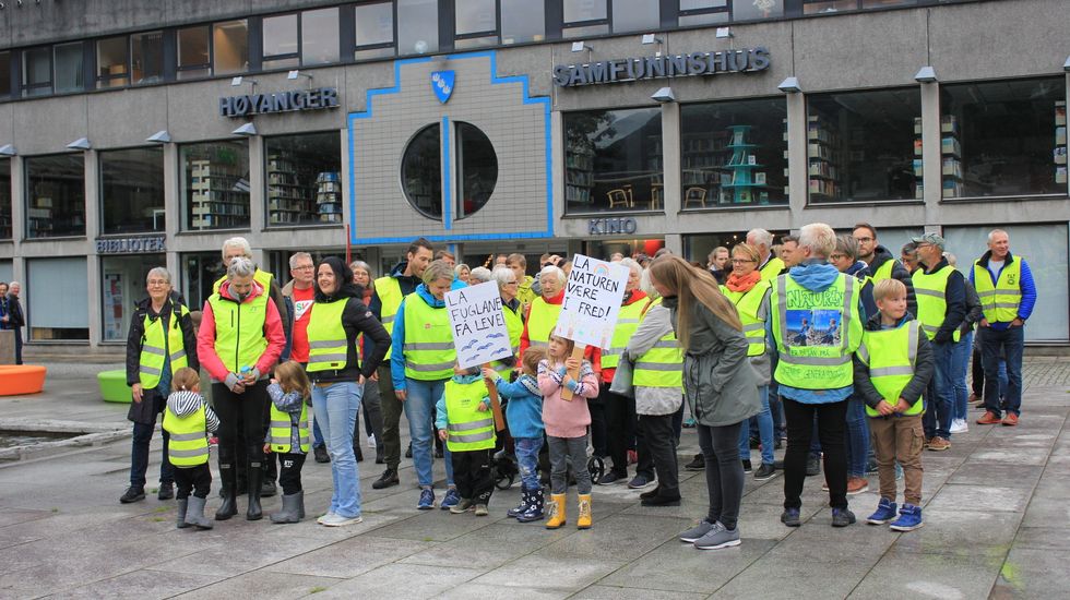 SAMLA FLOKK: Mange på folkemøte var i mot at det skal bli vindmølleutbygging i Høyanger. Nokre av dei møtte opp like før møtet for å protestere.