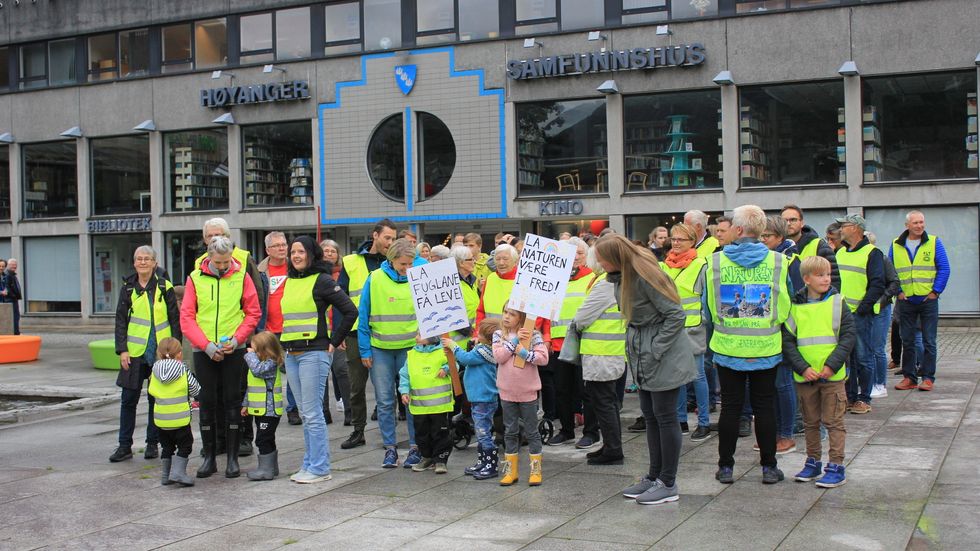 SAMLA FLOKK: Mange på folkemøte var i mot at det skal bli vindmølleutbygging i Høyanger. Nokre av dei møtte opp like før møtet for å protestere.
