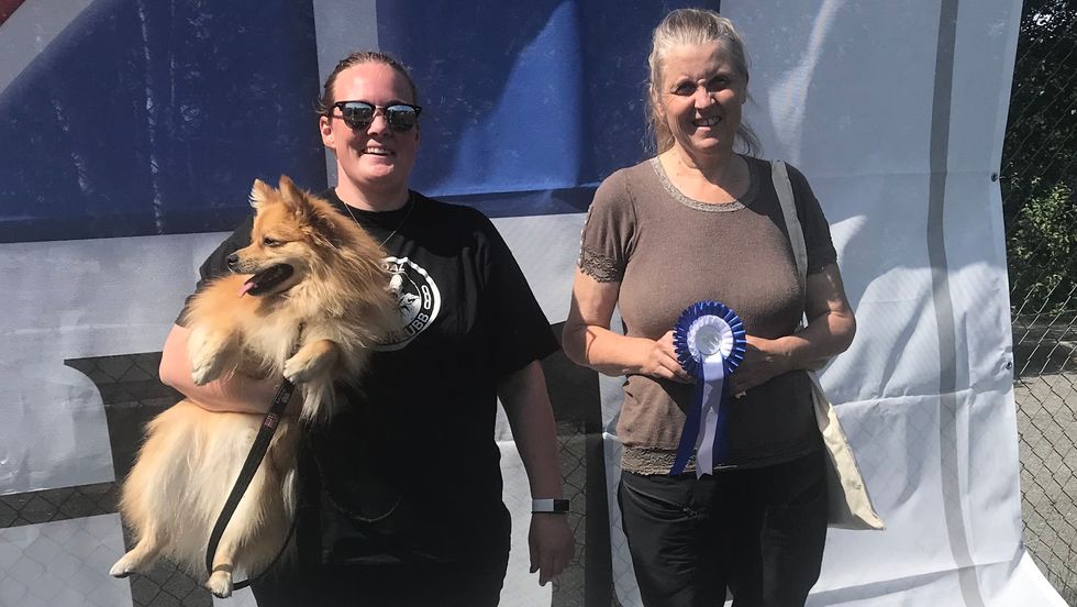 HUNDESJUKDOM: Nestleiar i Årdal hundeklubb, Elise Fretheim Neverdal (t.v), synst den mystiske hundesjukdomen er skremmande.
