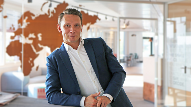 Wildhagen lener seg mot bord i kontorlandskap