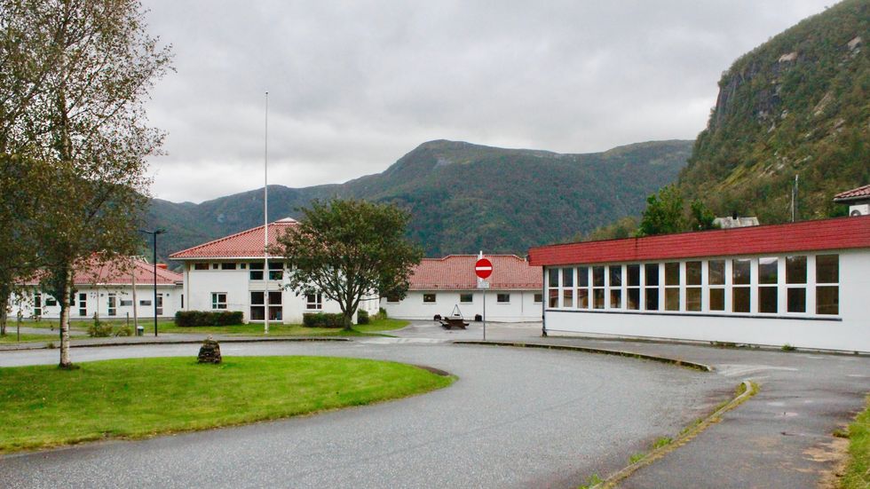 SOM FØR: Ungdomsskulane i Gulen er førebels freda. Her er Brekke skule med ungdomstrinnet til høgre.