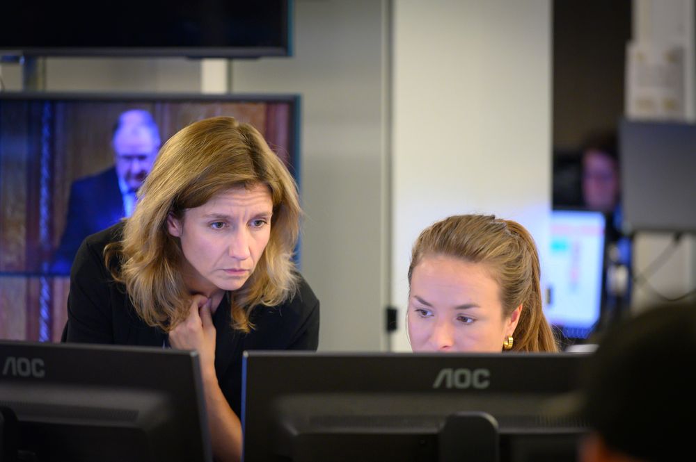 Marianne Johansen og Maria Knoph Vigsnæs.Medier24 fulgte NRKs nyhetsoperasjon under kommune- og fylkesvalget i 2019 fra Marienlyst i Oslo.
