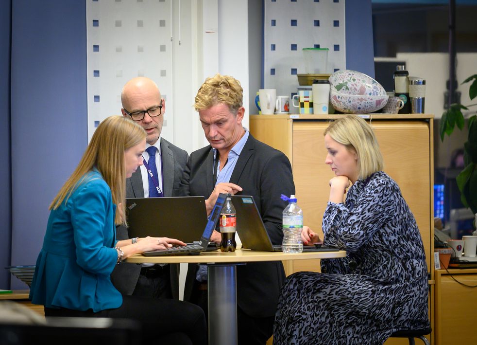 Kathrine Hammerstad, Thor Gjermund Eriksen, Espen Olsen Langfeldt og Dyveke Nilsen. Medier24 fulgte NRKs nyhetsoperasjon under kommune- og fylkesvalget i 2019 fra Marienlyst i Oslo.