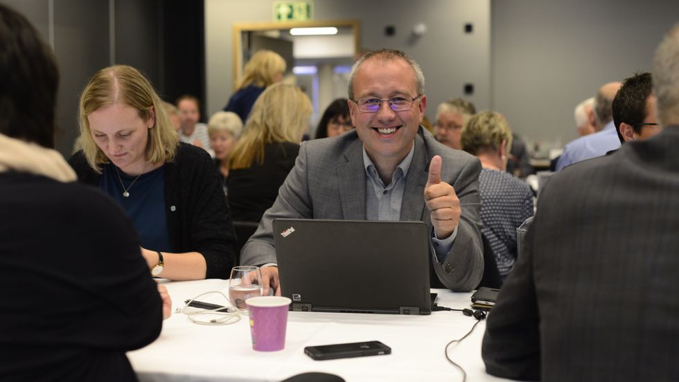 TOMMEL OPP: Kommunestyret gav torsdag tommel opp til prosjekta. Her er ordførar Arnstein Menes.