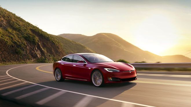 Havarikommisjon: Tesla-autopilot var delvis årsak til kollisjon med brannbil