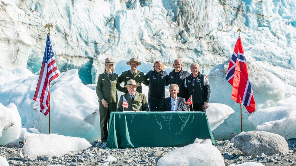 HØGTIDELEG: Avtalen mellom den norske delegasjonen og dei amerikanske vertane vart signert i spektakulære rammer.