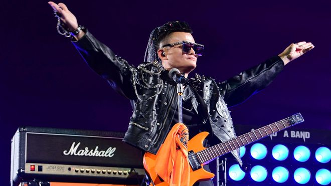 Jack Ma i rockekostyme på scenen foran 60.000 ansatte og gjester.