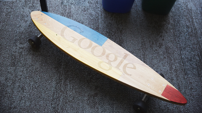 Skateboard med Google-logo, fra ett av Googles kontorer.