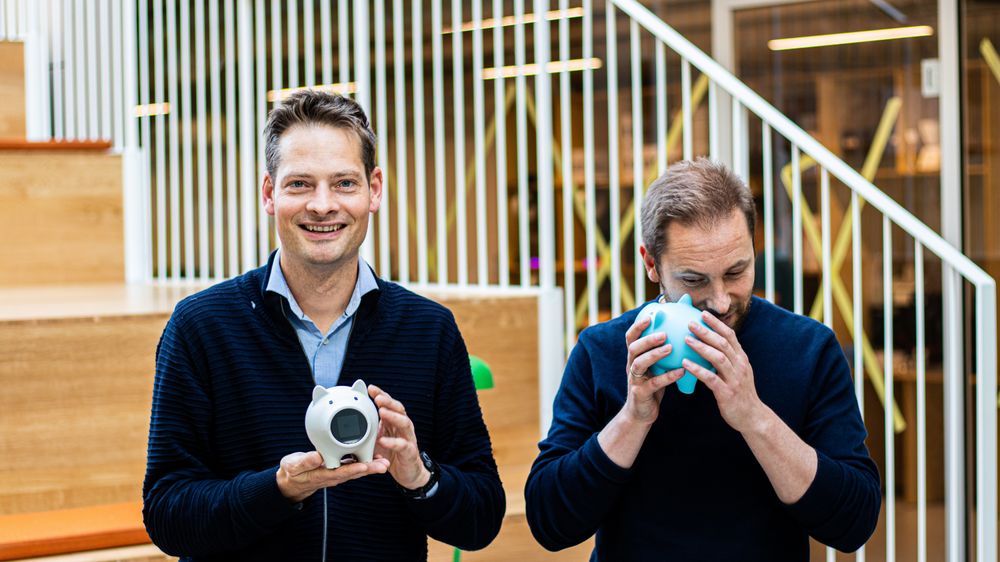 Kristian Hestmann er produktutvikler og Jens Braathen er daglig leder i Nöffe. Selv om produktet i utgangspunktet er tiltenkt barn, er det tydelig at også de to gründerne har utviklet et nært forhold til sine firbeinte venner.