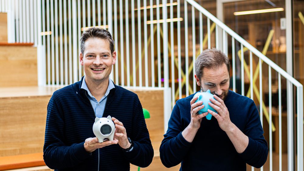 Kristian Hestmann er produktutvikler og Jens Braathen er daglig leder i Nöffe. Selv om produktet i utgangspunktet er tiltenkt barn, er det tydelig at også de to gründerne har utviklet et nært forhold til sine firbeinte venner.