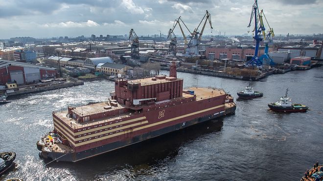 Nå er det flytende atomkraftverket på plass i Sibir: Gir strøm til Russlands nordligste by