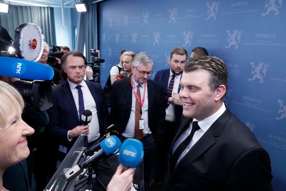 Bildet er fra da Jøran Kallmyr overtar som justisminister etter fungerende justisminister Jon Georg Dale.