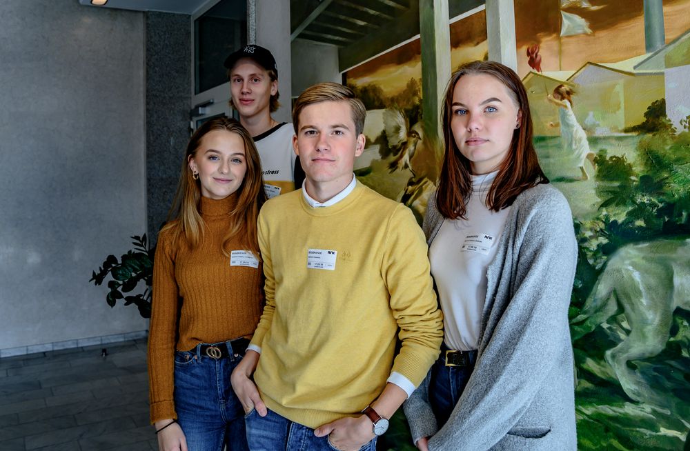 De fire elevene var klare til å fortelle Kringkastingsrådet hva de mener om «Folkeopplysningen», men fikk ikke anledning til det: Marion Isabell Stærfelt (t.v.) og Tobias Wessel, mens to av elevene var kritiske til NRKs forsøk på å påvirke skolevalget: Alva Otterlei Lokreim og Håkon Framnes.