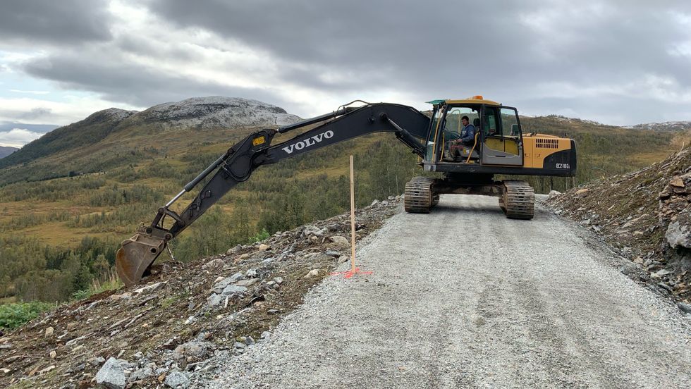 FØRSTE GRABBETAK: Tysdag var dei første gravemaskinene allereie i gang på tomta i Hodlekve.