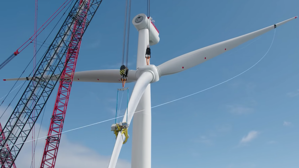Unisont krav fra norsk industri om å satse på havvind i Norge. Her fra byggingen av Equinors Hywind Scotland.