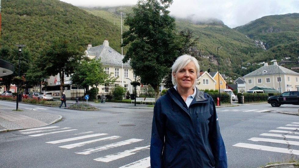 VEG: Monica Sunde Tjønnås (H) meiner det må bli tydeleg kvar ein skal ta av frå fylkesvegen for å komme til Synkenhytta i Høyanger.