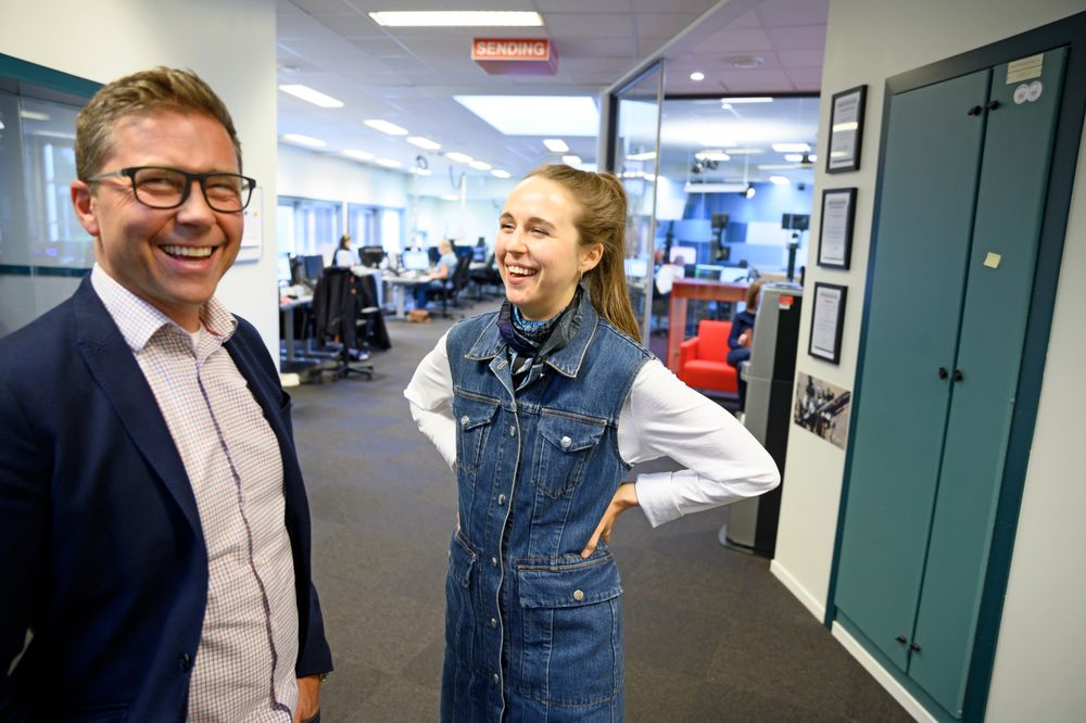 Distriktsredaktør Ragnar Christensen og programleder Ruth Einervoll Nilsen jobber hardt for at NRK Rogaland skal bli P1-ledelsens førstevalg. Da er det lov å glise litt.