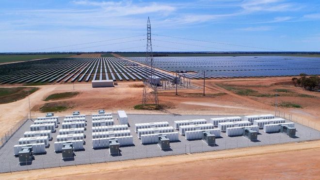 Fornybarindustriens store problem kan være løst: Nå kommer sol- og vindparker med batterilagring